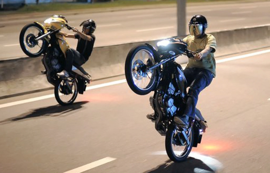 Vay bat nhom 'quai xe' tu tap dua xe bat chap Chi thi 15 hinh anh