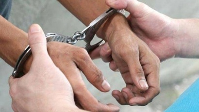 Khoi to tai xe gay nao loan duong pho, lao oto vao 2 xe tuan tra hinh anh