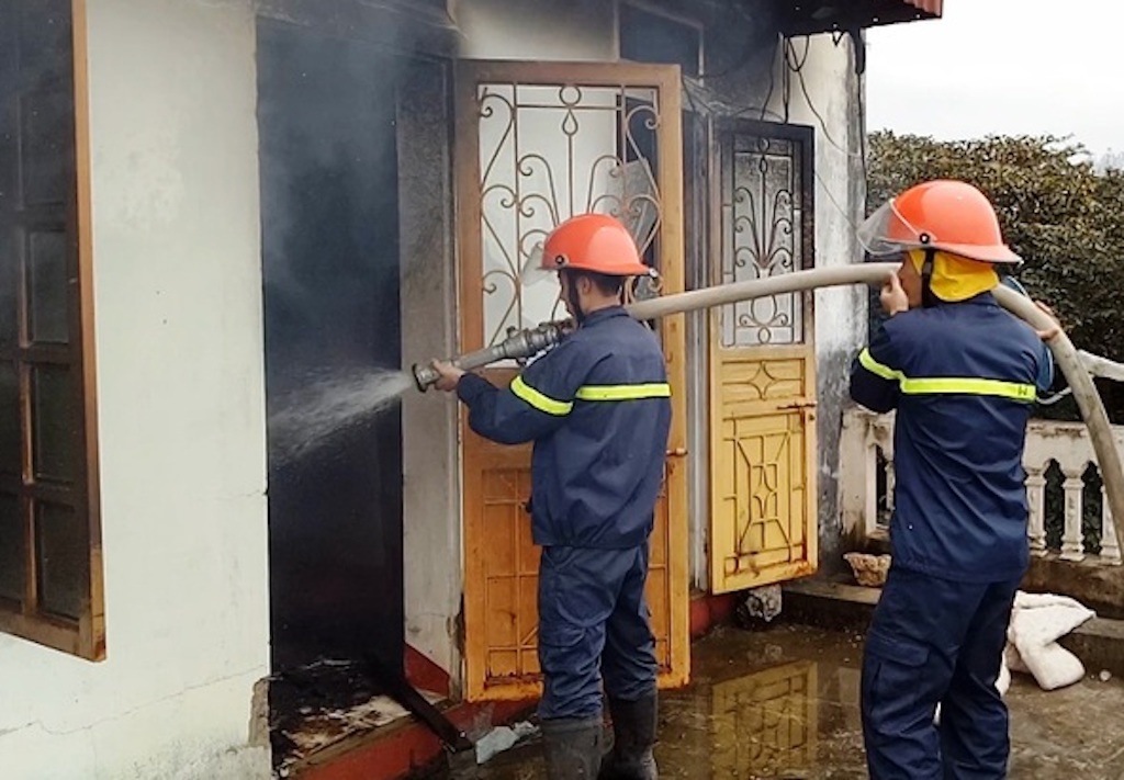 Tam giu nam thanh nien dot quan ao gay chay lan hinh anh