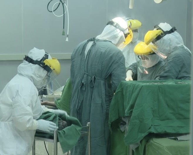 Mot san phu mac Covid-19 sinh con trong khu cach ly hinh anh