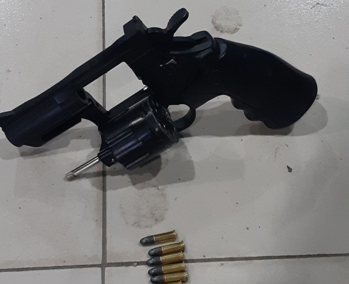 Nam thanh nien bi bat khi di giao sung dan hinh anh