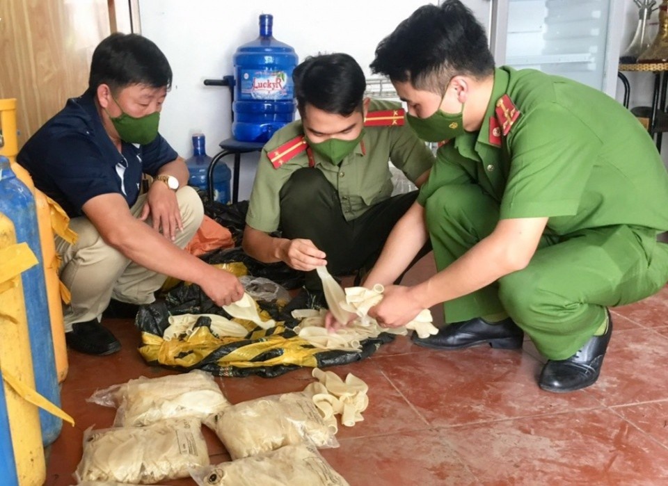 Cong an TP Son La thu giu 18 binh khi cuoi tai quan karaoke hinh anh