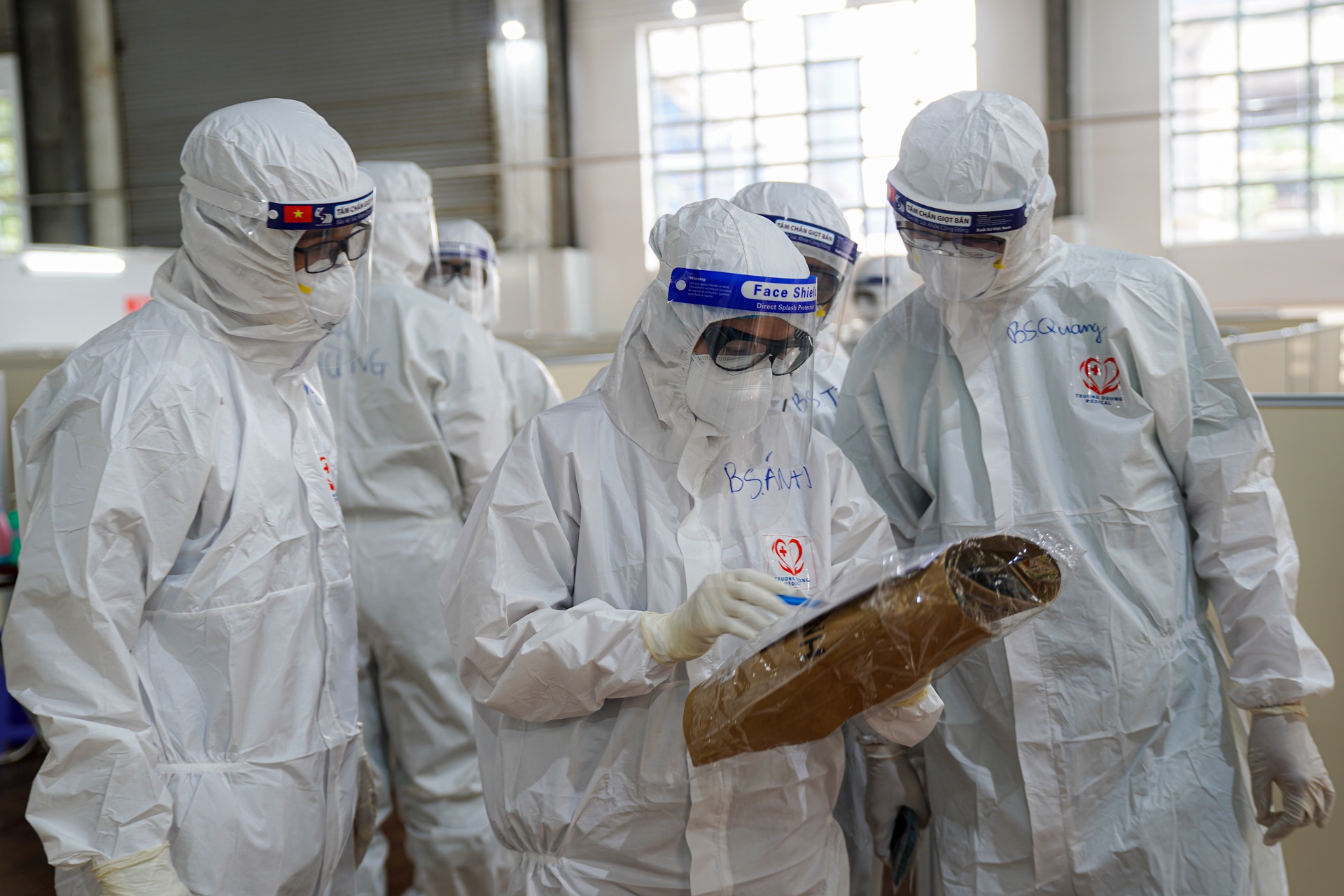 doan nhan dao nuoc ngoai tham gia chong dich anh 1