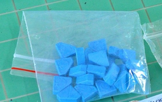 Nuot voi hang chuc vien ma tuy khi thay cong an hinh anh