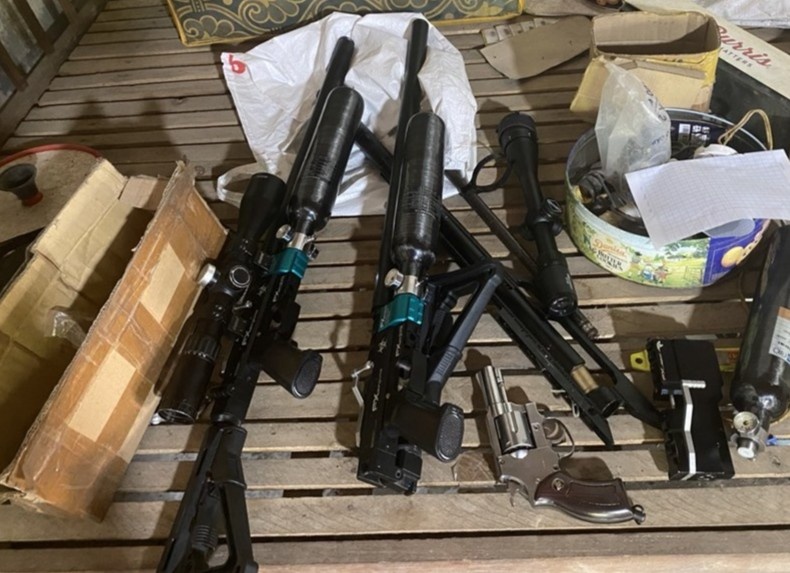 Ngoi nha chua nhieu sung va dung cu de che tao sung trai phep hinh anh