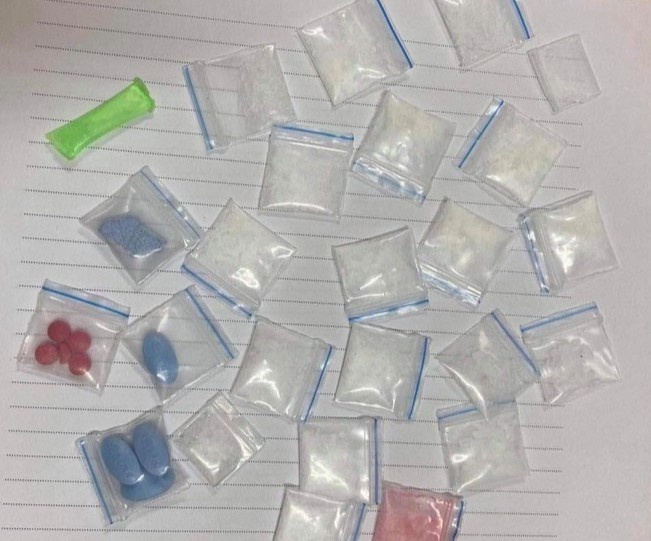 Kiem tra chiec vi trong cop xe may, lo 20 goi nylon chua ma tuy hinh anh