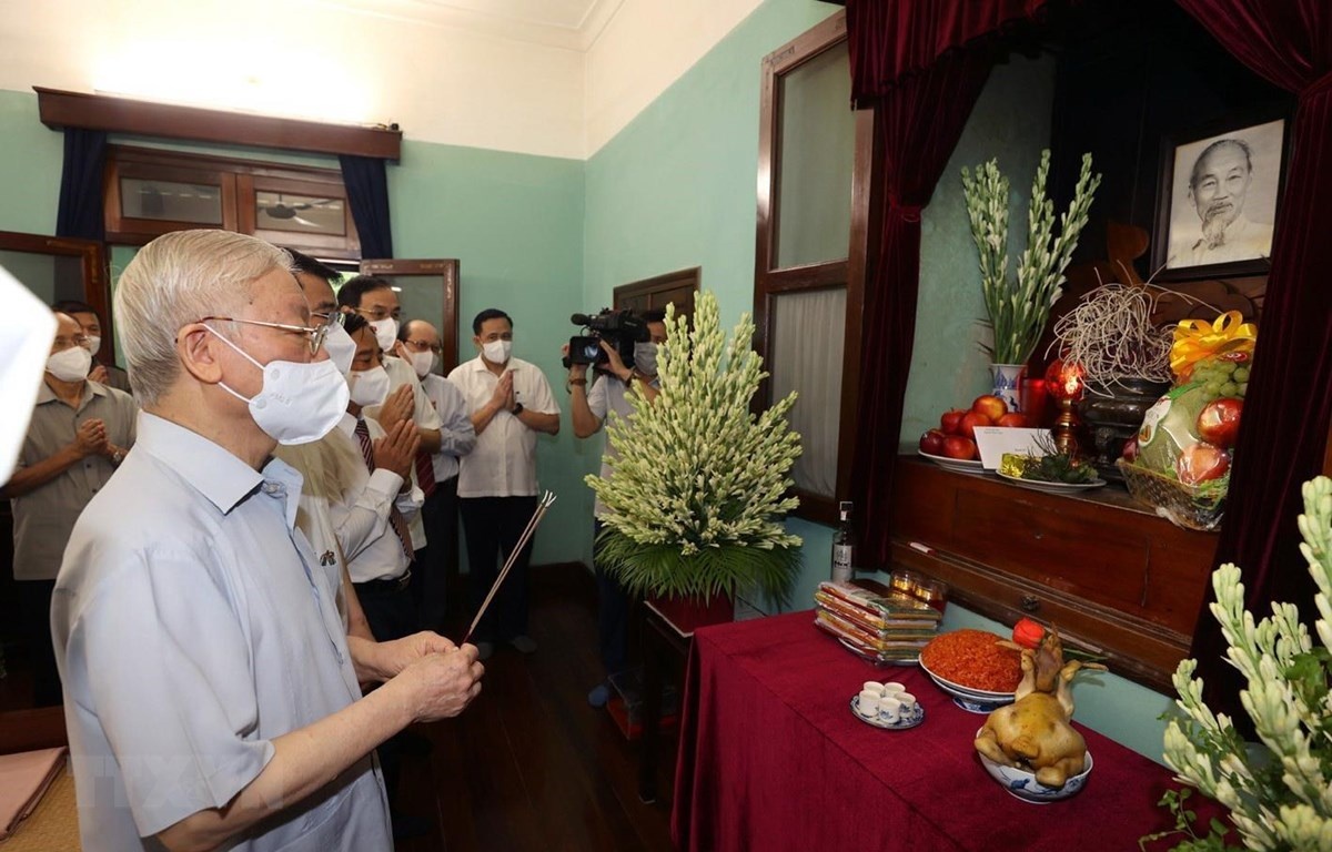 Tong bi thu Nguyen Phu Trong dang huong tuong niem Bac Ho hinh anh