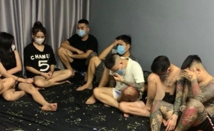 Dot kich tiem nail, bat 3 co gai cung 6 thanh nien xam tro bay lac hinh anh