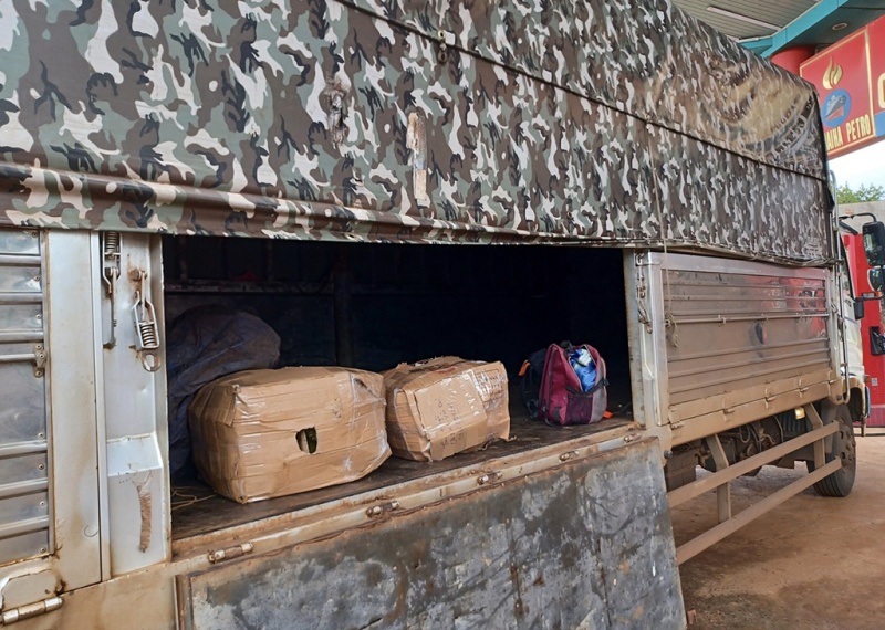 Tai xe xe 'luong xanh' giau nguoi trong thung hinh anh