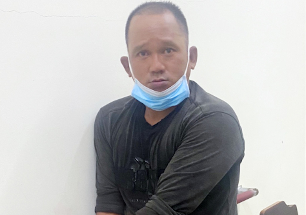 Khong qua duoc chot kiem dich, nguoi dan ong dam bao ve dan pho hinh anh