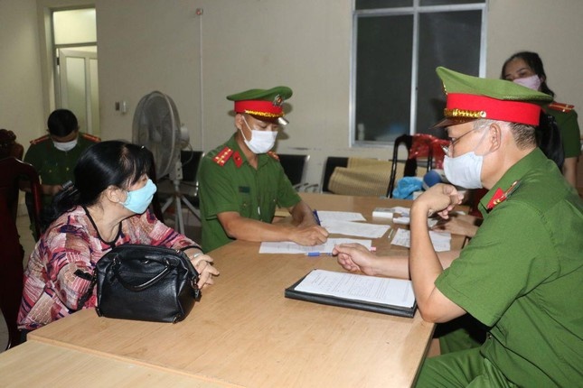 Tam giam vo chong giam doc san giao dich bat dong san hinh anh