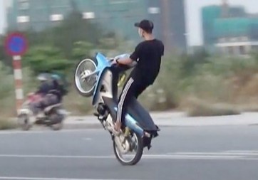 Xu phat 11 nguoi tu tap dua xe khi het gian cach hinh anh