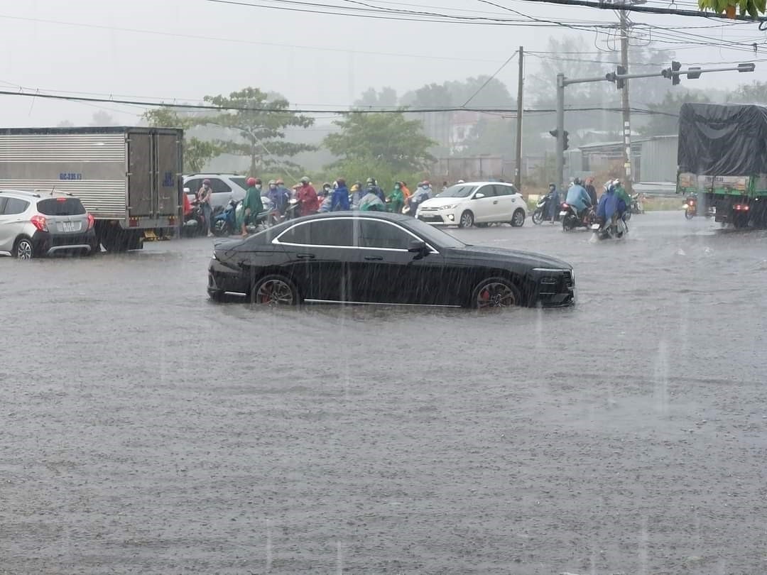 Mua dong gay ngap ung cuc bo o Binh Duong hinh anh