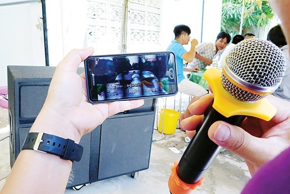 An mang trong luc nhau, hat karaoke hinh anh