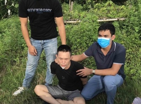 Canh sat dau sung voi nghi pham buon ma tuy bi truy na dac biet hinh anh