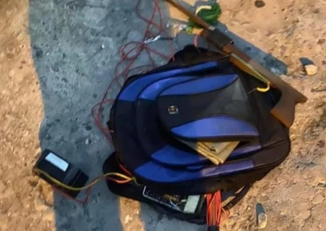 Nguoi dan vay bat 2 ke dung sung xung dien ban trom cho hinh anh