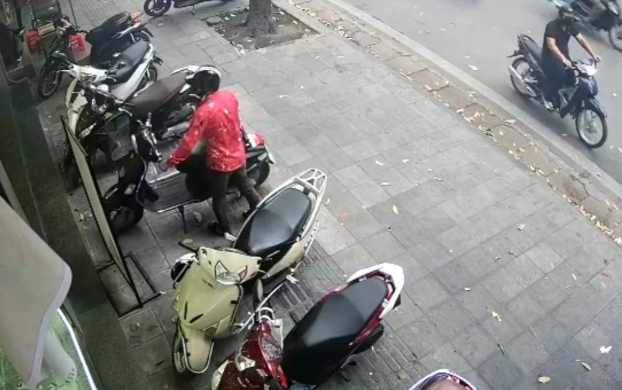 Nam thanh nien dat trom xe may dien tren pho hinh anh