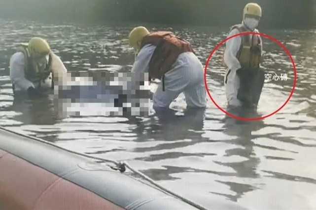 Tiep vien quan ruou o Dai Loan giet ban trai, buoc gach tha xuong song hinh anh