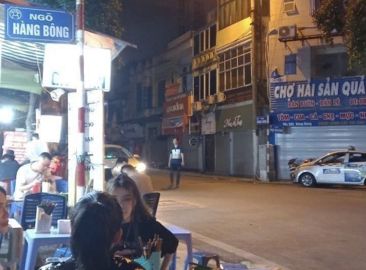 2 cô gái Nga bị cướp điện thoại ảnh 1 2 co gai Nga bi cuop dien thoai anh 1
