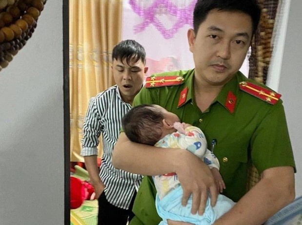 Bat coc con rieng cua nguoi tinh de ep ve o cung hinh anh