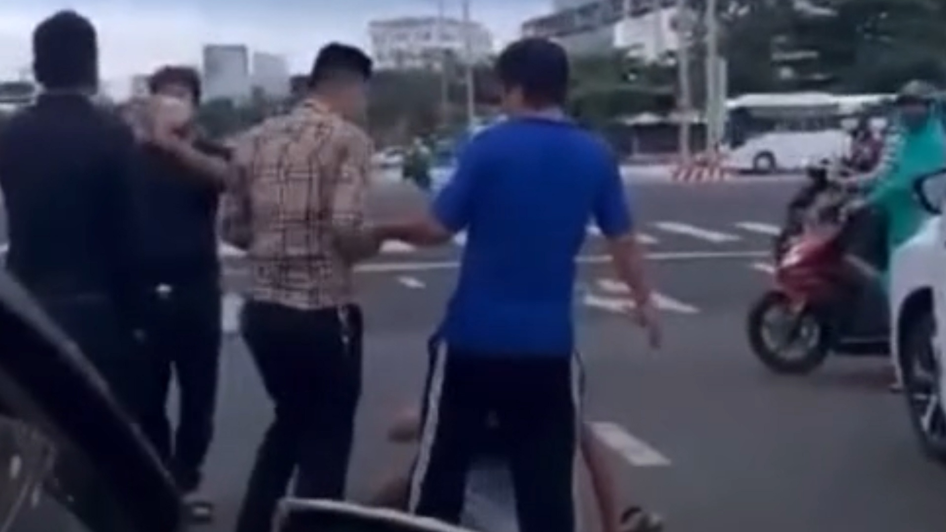 Tai xe Grab bi danh guc sau va cham giao thong hinh anh