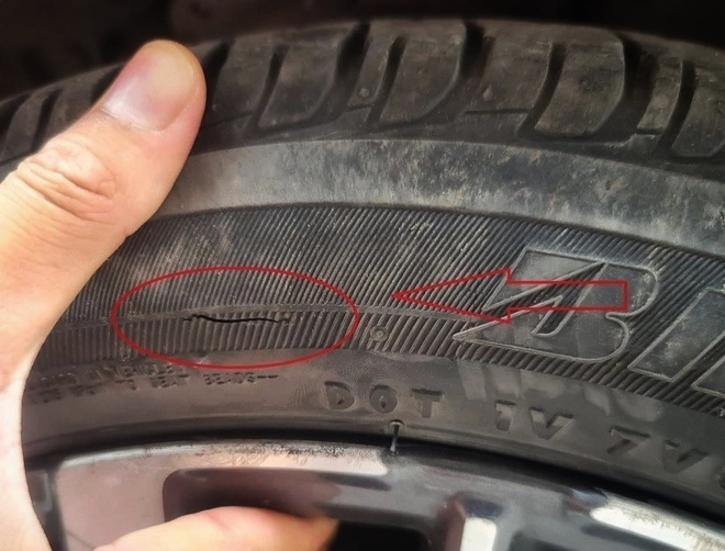 Nguoi dan ong cam dao choc thung lop oto hinh anh