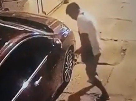 Cam dao choc thung lop oto cua hang xom hinh anh