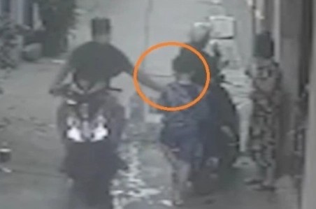 Cuop iPad tren tay be trai 7 tuoi trong hem nho hinh anh