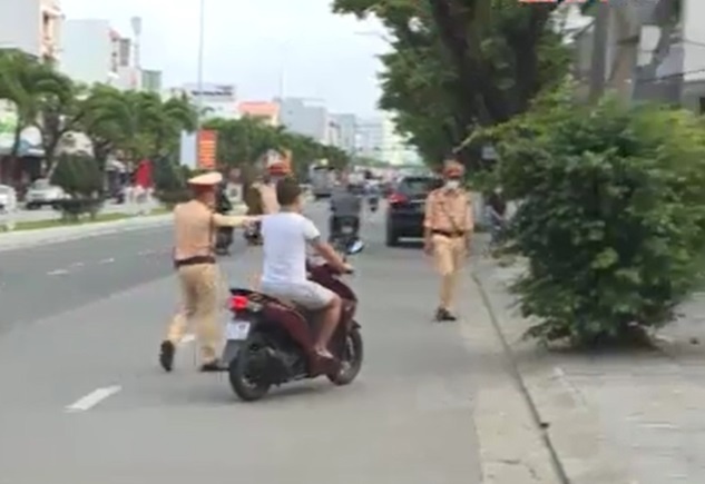 Nguoi dan 'soi' loi vi pham giao thong hinh anh
