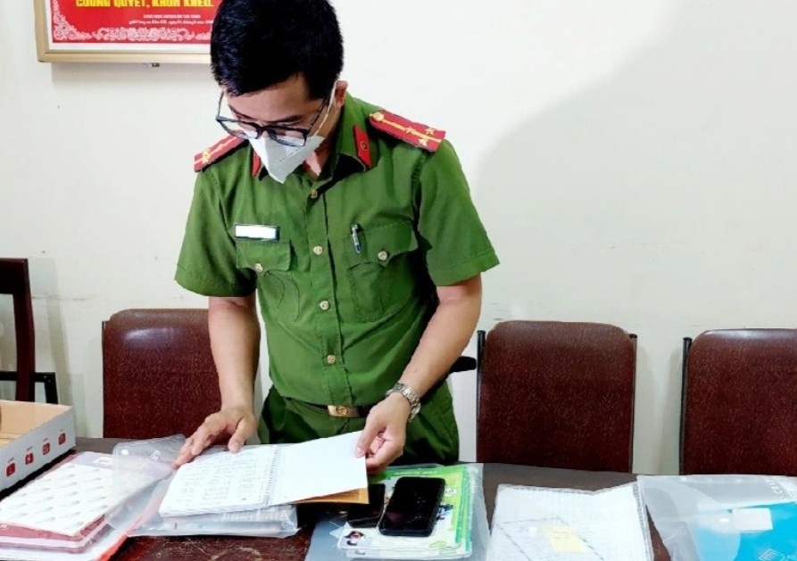 Bat hang loat nhom cho vay voi lai suat 'cat co' hinh anh