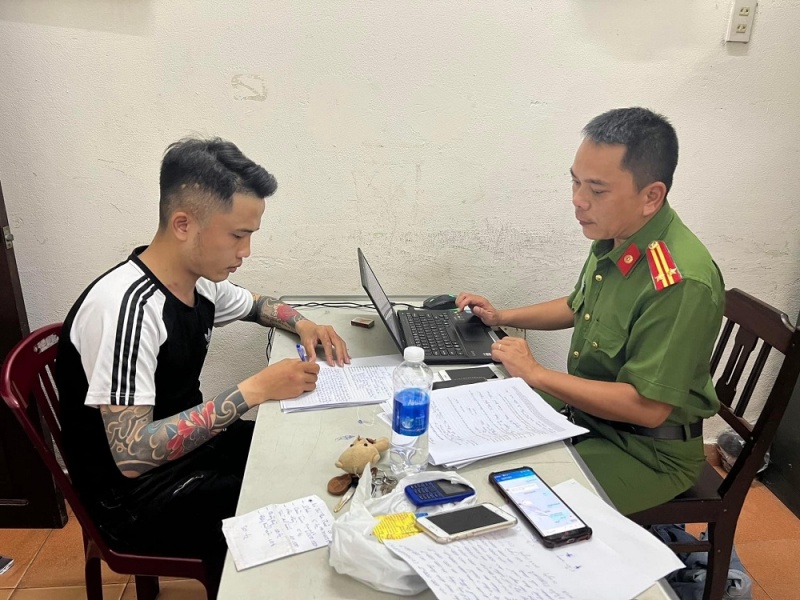 Nguoi cho vay lai suat 'cat co' len den 365%/nam bi bat hinh anh