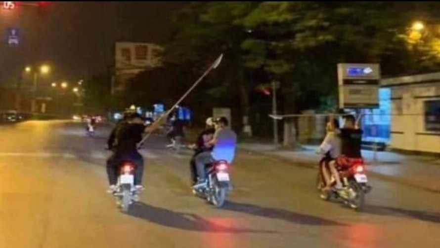 Hai nhom thanh nien voi hung khi, bom xang ruot nhau o TP Thu Duc hinh anh