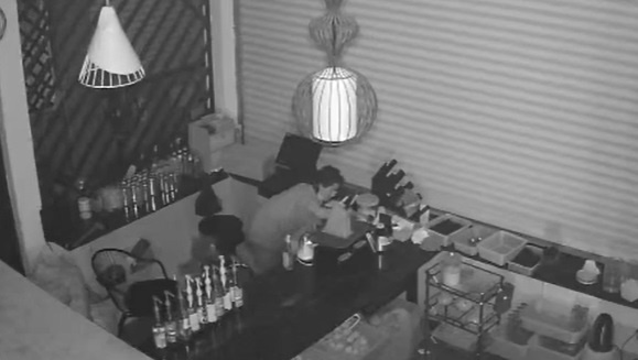 Truy xet ke chui qua khe ho vao quan ca phe o TP.HCM trom tai san hinh anh