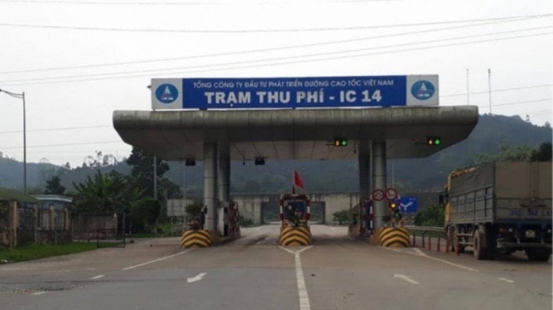 Khoi to 9 bi can vi 'lam luat' xe qua tai o cao toc Noi Bai - Lao Cai hinh anh