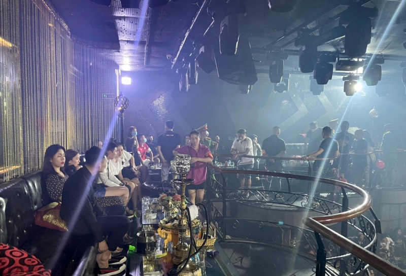 Hang chuc 'dan choi' duong tinh voi ma tuy tai quan bar Fame hinh anh