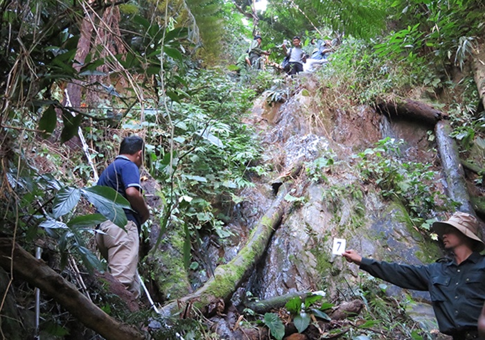 Vach tran toi ac duoi day vuc sau hinh anh