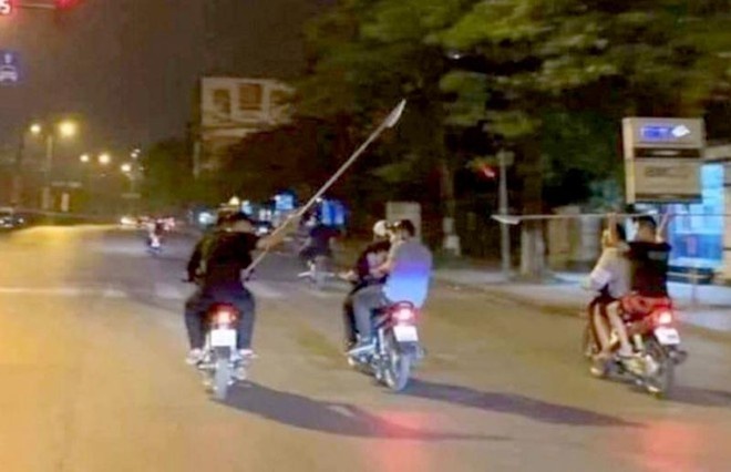 Nhom thanh nien hon chien gay chet nguoi trong dem khuya bi bat hinh anh