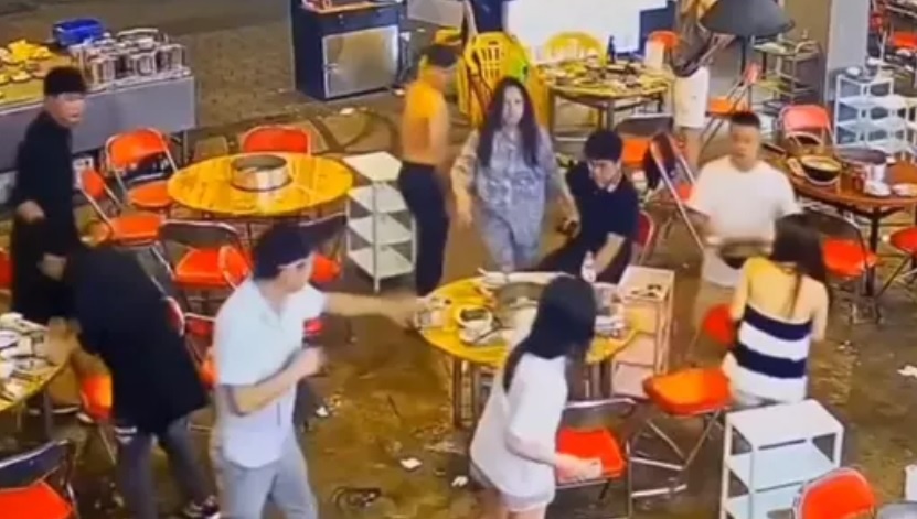 Nhom thanh nien hon chien vi con ghen vo co hinh anh