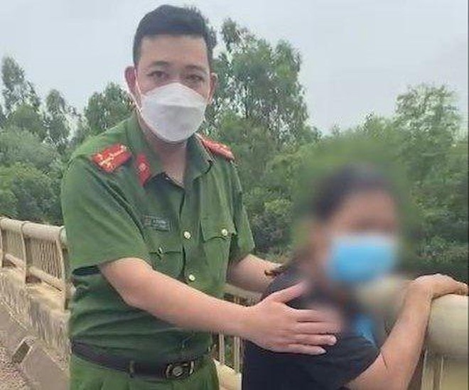 Nguoi phu nu co y dinh dat con trai nhay cau tu tu hinh anh