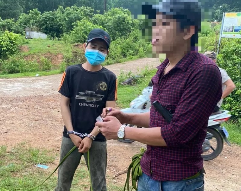 Trinh sat ke phut bat giu 2 ke khoet tuong tron trai hinh anh