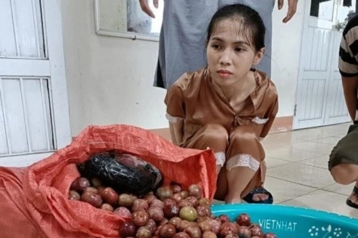 Khoi to nguoi phu nu giau 4 banh heroin trong bao tai man hinh anh
