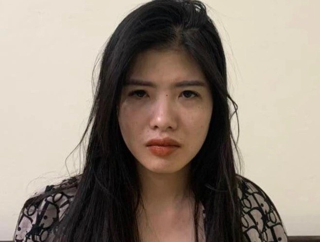 Co gai mang ma tuy di ban luc nua dem hinh anh