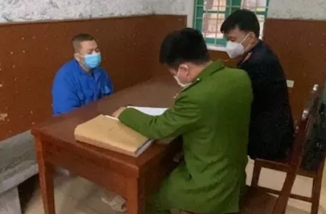 can bo ngan hang chiem doat tien anh 1