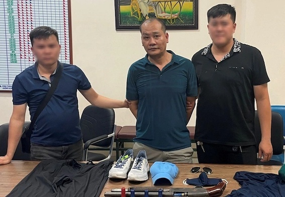 mang sung xong vao cuop ngan hang anh 1