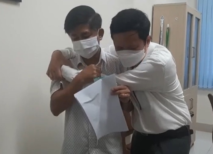 Giam doc CDC Dak Lak om nhan vien khoc nuc no hinh anh