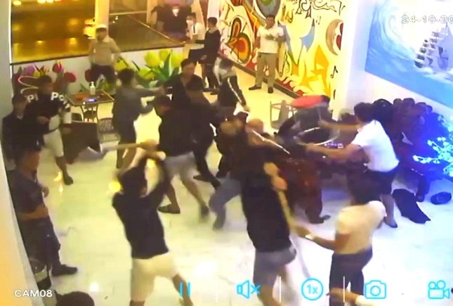 Hon chien tai quan karaoke, 12 nguoi linh an hinh anh