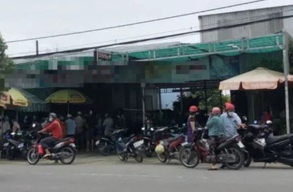 Nam thanh nien tu vong tren vong cua quan ca phe hinh anh