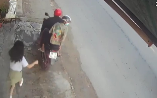 Nu sinh lop 9 bi giat iPhone 13 khi dung truoc nha soi guong hinh anh