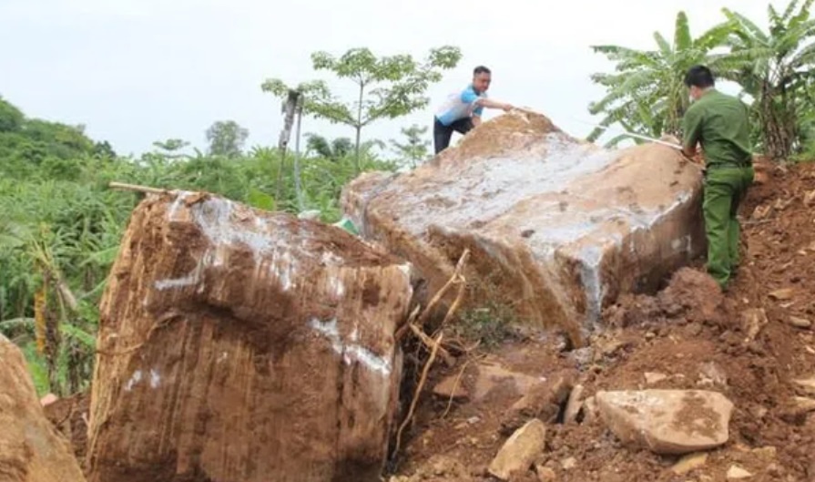 Bat 4 nhom khai thac trai phep hon 1.000 tan da o Nghe An hinh anh