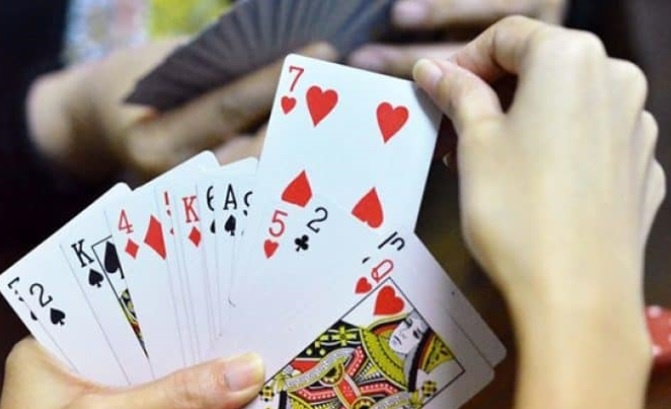 Dam chet nguoi vi mau thuan khi xem danh bai hinh anh